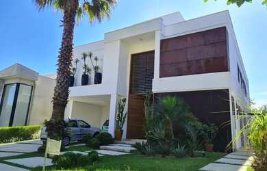 Imagem: A casa em condomínio possui 5 Dormitórios, 5 Banheiros, 4