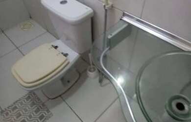 Imagem: A casa possui 2 Dormitórios, 2 Banheiros, 2 Vagas na garagem