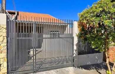 Imagem: A casa possui 3 Dormitórios, 1 Banheiro, 1 Vaga na garagem