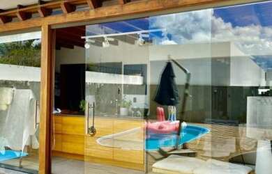 Imagem: A casa possui 3 Dormitórios, 3 Banheiros, 2 Vagas na garagem