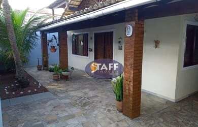 Imagem: A casa possui 3 Dormitórios, 3 Banheiros, 4 Vagas na garagem