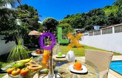 Imagem: A casa possui 2 Dormitórios e 4 Vagas na garagem e está localizado