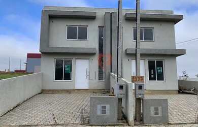 Imagem: A casa possui 2 Dormitórios, 2 Banheiros, 2 Vagas na garagem