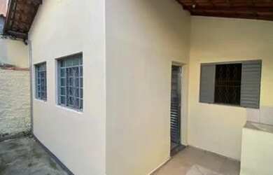 Imagem: A casa possui 2 Dormitórios, 1 Banheiro, 1 Vaga na garagem