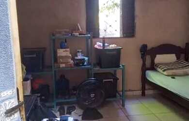 Imagem: A casa possui 3 Dormitórios, 1 Banheiro, 1 Vaga na garagem