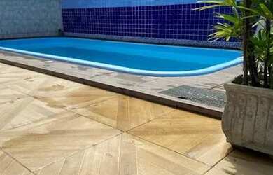 Imagem: A casa possui 3 Dormitórios, 2 Banheiros, 2 Vagas na garagem