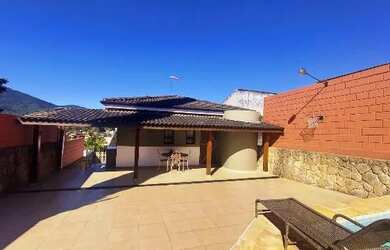 Imagem: A casa possui 2 Dormitórios, 2 Banheiros, 3 Vagas na garagem