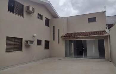 Imagem: A casa possui 3 Dormitórios, 4 Banheiros, 220m² de Área e