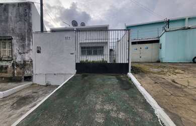 Imagem: A casa possui 2 Dormitórios, 2 Banheiros, 2 Vagas na garagem