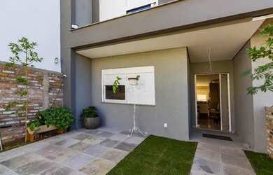 Imagem: A casa possui 3 Dormitórios, 2 Banheiros e 252m² de Área