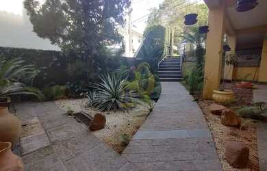 Imagem: A casa em condomínio possui 4 Dormitórios, 3 Banheiros, 380m²