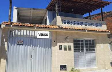 Imagem: A casa possui 3 Dormitórios, 2 Banheiros, 2 Vagas na garagem