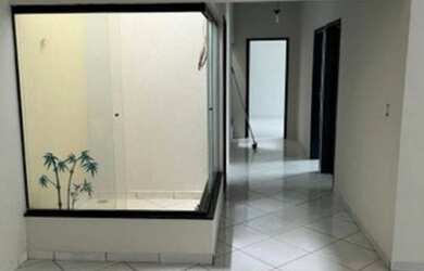 Imagem: A casa possui 2 Dormitórios, 3 Banheiros, 1 Vaga na garagem