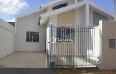 Imagem: A casa possui 3 Dormitórios, 2 Banheiros, 2 Vagas na garagem