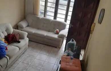 Imagem: A casa possui 3 Dormitórios, 2 Banheiros, 1 Vaga na garagem