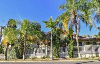 Imagem: A casa possui 4 Dormitórios, 1 Banheiro, 5 Vagas na garagem