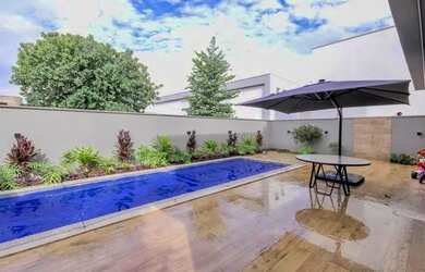 Imagem: A casa em condomínio possui 4 Dormitórios, 5 Banheiros, 4