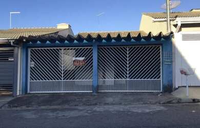 Imagem: A casa possui 2 Dormitórios, 1 Banheiro, 2 Vagas na garagem