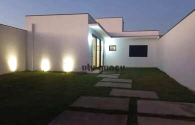 Imagem: A casa possui 2 Dormitórios, 2 Banheiros, 2 Vagas na garagem