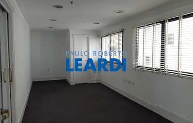 Imagem: O depósito possui 4 Vagas na garagem, 121m² de Área e está