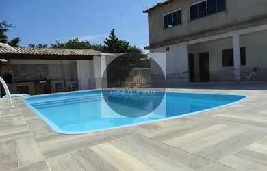 Imagem: A casa possui 5 Dormitórios, 3 Banheiros, 4 Vagas na garagem