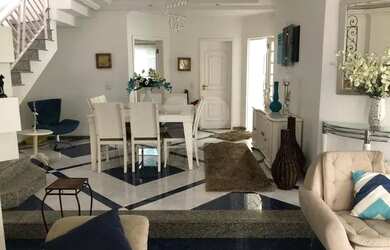 Imagem: A casa possui 4 Dormitórios, 5 Banheiros, 4 Vagas na garagem