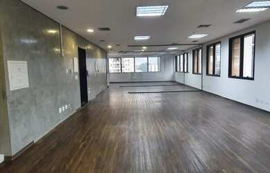 Imagem: O depósito possui 5 Vagas na garagem, 280m² de Área e está