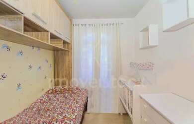 Imagem: O apartamento possui 2 Dormitórios, 1 Banheiro, 1 Vaga na garagem