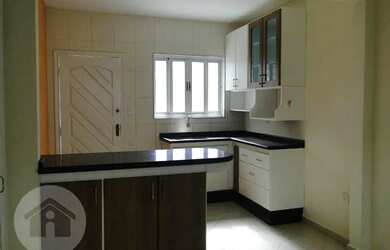 Imagem: A casa possui 3 Dormitórios, 2 Banheiros, 5 Vagas na garagem