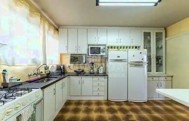 Imagem: A casa possui 4 Dormitórios, 5 Banheiros, 5 Vagas na garagem