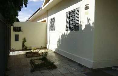 Imagem: A casa possui 3 Dormitórios, 1 Banheiro, 1 Vaga na garagem