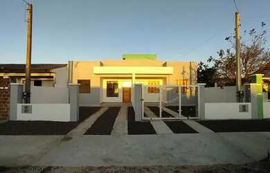 Imagem: A casa possui 2 Dormitórios, 1 Banheiro, 1 Vaga na garagem