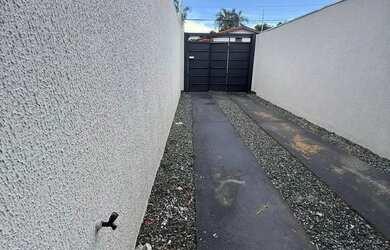 Imagem: A casa possui 2 Dormitórios, 1 Banheiro, 2 Vagas na garagem