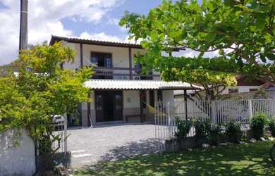 Imagem: A casa possui 5 Dormitórios, Acomodam 15 pessoas, 4 Vagas na