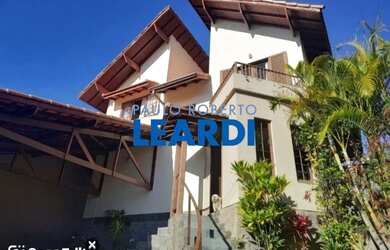 Imagem: A casa possui 3 Dormitórios, 4 Banheiros, 2 Vagas na garagem