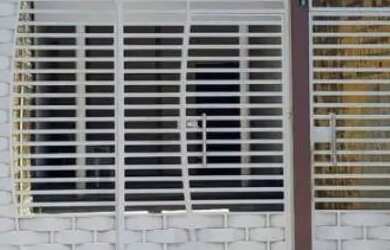 Imagem: A casa possui 3 Dormitórios, 2 Banheiros, 1 Vaga na garagem