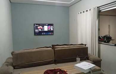 Imagem: A casa possui 4 Dormitórios, 2 Banheiros, 1 Vaga na garagem