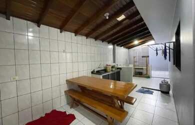 Imagem: A casa possui 3 Dormitórios, 2 Banheiros, 2 Vagas na garagem