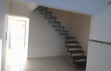 Imagem: A casa possui 2 Dormitórios, 1 Banheiro, 2 Vagas na garagem