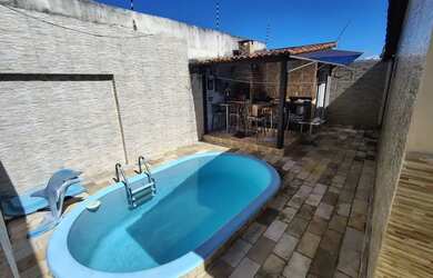 Imagem: A casa possui 2 Dormitórios, 3 Banheiros, 2 Vagas na garagem