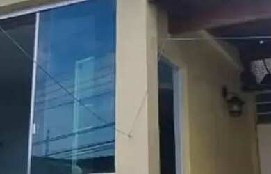 Imagem: A casa possui 4 Dormitórios, 5 Banheiros, 2 Vagas na garagem