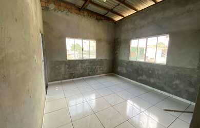 Imagem: A casa possui 3 Dormitórios, 1 Banheiro e 1 Vaga na garagem