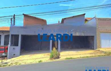 Imagem: A casa possui 5 Dormitórios, 3 Banheiros, 3 Vagas na garagem