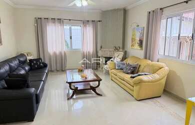 Imagem: A casa possui 3 Dormitórios, 5 Banheiros, 4 Vagas na garagem