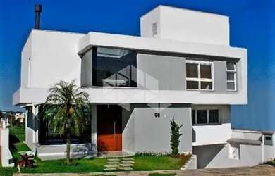 Imagem: A casa possui 3 Dormitórios, 4 Banheiros, 5 Vagas na garagem