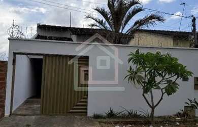 Imagem: A casa possui 3 Dormitórios, 1 Banheiro, 2 Vagas na garagem