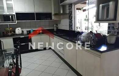 Imagem: A casa possui 3 Dormitórios, 2 Banheiros, 2 Vagas na garagem