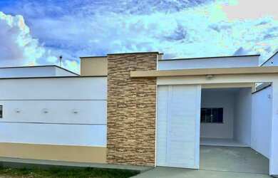 Imagem: A casa possui 3 Dormitórios, 2 Banheiros, 2 Vagas na garagem