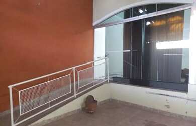 Imagem: A casa possui 3 Dormitórios, 2 Banheiros, 2 Vagas na garagem