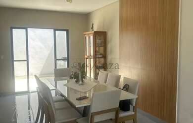 Imagem: A casa possui 3 Dormitórios, 4 Banheiros, 2 Vagas na garagem